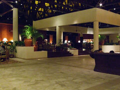 ホテルは空港から車で10分くらいのとこなんだけど、
入国審査とかがスムーズで、
18時半にはすでにホテルに到着してました。


今回コタキナバルで宿泊したホテルは、
Shangri-La's Tanjung Aru Resort 
シャングリラ　タンジュン　アル　リゾート
です。

空港から車で10分、市街地へも車で10分で立地的に問題ありません。



とーっても広いメインロビー。