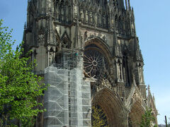 マム社見学後は、ランスのノートルダム大聖堂へ。

ちょっと一部が修復中なのが残念だけど、それにしてもスゴイ。