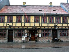 Den Gamle Kro
Overgade 23
http://www.dengamlekro.eu/36-a-la-carte-menus.html

天気予報通りに雨が降ってきたざんす(''_'')雨宿りがてらまずはランチへやって来た。
