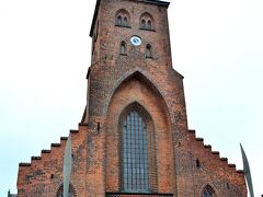 Sankt Knuds Kirke(聖クヌーズ教会)
Klosterbakken 2
http://www.odense-domkirke.dk/

では、クヌーズ教会へ戻って見学しよう。