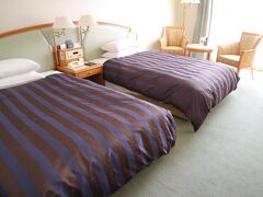 この日の宿泊は呉阪急ホテル。
シングルルームが満室でツインのシングルユース。
広々。