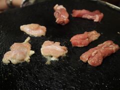 最後の夜だしもう１件行こうか？となり、地鶏食堂へ。
「呉　グルメ」で調べると、結構地鶏のお店が出てきて、鶏がおいしいのかな？と思ってここに来たけど薩摩地鶏だったというオチ。笑

中に入ってびっくり。
掘っ立て小屋っぽいんだもん。笑

テーブルにはたくさんの調味料と無料のにんにく。
ちょっと心配していたけれど、溶岩プレートで焼く地鶏はほんとおいしかったです。