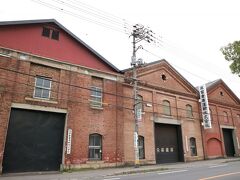 路線バスに乗ってアレイからすこじまへ。
道路を挟んで赤レンガが。

でも潜水艦以外何もなかったー。
（わたし海上保安庁派であって、自衛隊派ではないので・・・）