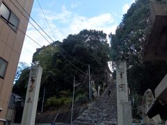 道後公園を出て伊佐爾波神社へ

本殿までは急な階段を上ります