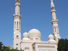 ホテルで朝食後、すぐにドバイ観光へ。
まずはタクシーで、Jumeirah Mosqueへ。