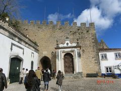 ポルタ・ダ・ヴィラ　旧市街に入る門です。
観光バス降りて少し歩くと城壁の中に入ります。
緩い坂道のディレイタ通りを散策しました。