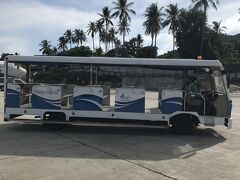 サムイ空港到着。
サムイ空港はバンコクエアウェイズ所有の空港です。
なのでバンコク～サムイ島の便数は圧倒的にバンコクエアウェイズが多いです。
・・・が、今回の利用便は特典旅行なので、選択肢なしでタイ航空（笑）
飛行機を降りた瞬間から、そこは南国ムードです。