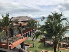 去年も利用したボープットのハンサーサムイ。
ここは比較的新しく綺麗で、プールも静か、朝食も種類豊富で大変満足度の高いホテルです。
ありがたいことにホテル１０時着でもチェックインさせてくれました。
まぁ、そもそも宿泊客も若干少ない時期だったので、部屋の用意は出来ていたのでしょう。
しかし、厳密に無料のアーリーチェックインを拒むホテルもありますから（汗）
ハンサーはその点、寛容です。
ただ、今回は前半四泊のみ。
後半はチャウエンのセンタラに泊まります。