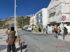 ペスカドーレス地区に車、観光バスを停め歩いてレストランに向かいます。
崖の下のケーブルカーの駅の手前まで行きました。