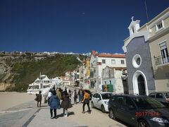 ナザレは低地のぺスカドーレス地区と高台のシティオ地区に分かれており、
我々は下のビーチ沿いのレストランで昼食を食べて、
ケーブルカーではなく観光バスでシティオ地区に行き、
ビーチの展望や露店のおばさんの何重にもなったスカートを見せてもらったりしました。