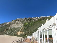 バスを降りてどんどん歩いていきます。
どこまで行くのかと思うと崖のシティオ地区に近い所まで行く。
うれしくなった。
サン・ミュゲル
Restaurante Sao Miguel
でした。