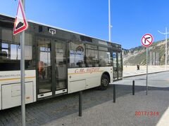 ビーチそばのSao Mihuelでランチ後、ビーチを歩き、
かわいい教会を見ながらレプブリカ通りを歩いて戻っていると
ソウザ オリベイラ広場
Pr.Sousa Oliveira
という広場がありました。