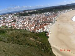 昼食を食べに行ったSao Miguel から少し奥に行くと
ケーブルカー (ナザレ)　の駅があり、
そこから高台のシティオ地区まで行けます。
この写真は、高台から見たものでこの
斜面を登っています。
我々は観光バスでぐるっと回ったので10分以上かかりました。
