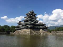 「カラス城」とも呼ばれる黒く堂々とした景観が美しく、青空に映える。