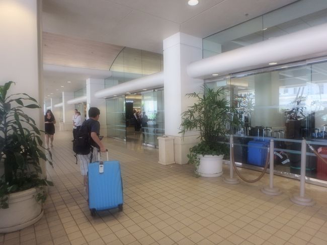 後半は「アラモアナ・ホテル」<br />ここはリーズナブルな所と、アラモアナセンター直結なのが魅力で選びました。<br />アクセス良かったです！<br /><br />トリップアドバイザーの中で最安値だった為<br />エクスペディアのサイトで予約しました。<br /><br />先に言っておきます、ここで二重請求が起こりました！<br />エクスペディアでは予約時決済のプランでした。英語の出来ない私はあらかじめ英語の明細をプリントアウトしてチェックインに臨みました。<br />それを提示して、クレジットカードはデポジットのつもりで渡しました。<br />ここで恐らく、請求が起こったと思われます。<br /><br />この翌月に、カード明細に「アラモアナ・ホテル」から謎の＄４００くらいが混ざっていて。ん！？なにか購入したりバーとかで飲食した記憶がまったく無いぞ。<br />宿泊料より安いし間違いなのか、レシート探ったりめちゃ悩みました。<br /><br />まず「エクスペディア」予約サイト側に知らせましたが、「エクスペディア」からは「アラモアナ・ホテル」側からの返答が無いという理由で１か月放置されました。<br />なので「カード会社」へ連絡、カード会社からのホテルへの返金を要請という流れとなりました。<br />今、７月上旬ですがまだ返金等の知らせは受けていませんが(>_<)