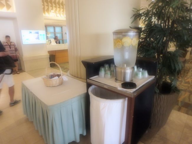 そんなちょっと悲しい思い出もありつつ、楽しかった旅行記に戻りたいと思います（スミマセン）<br /><br />ロビーには冷たいレモンウォーター。