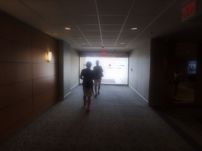 まだ１２時なので荷物を預けて「アラモアナ・ショッピングセンター」へ。<br /><br />二階から