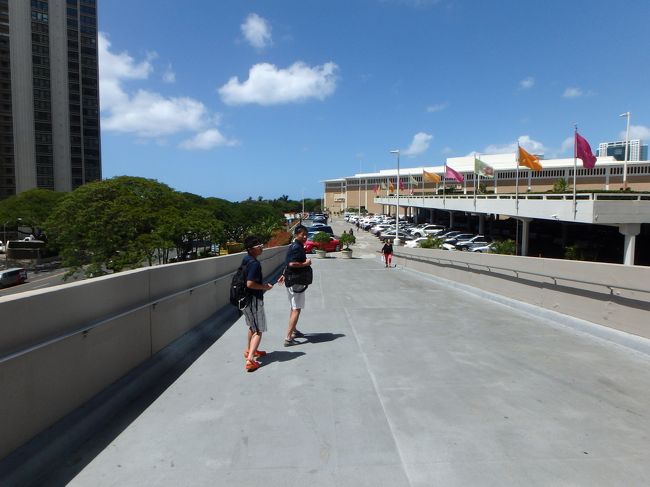 ショッピングセンターの駐車場につながっています