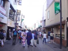 神奈川県「鎌倉」駅東口にやってきました。

小町通り沿いを散策します。

毎回載せているお店は写真だけ載せ、店名は書かないので
画像をクリックして拡大してご覧下さい。

写真右にある有名ホットケーキのお店とか・・・。