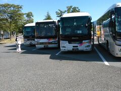 山奥に住んで私たちは、空港まで出るのに一苦労。。。
いつもの高速バスで東京に向かいます。