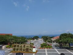 パイナップルの呪縛からようやく逃れ、今回の最大の目的地”沖縄美ら海水族館”に到着です。
天気も梅雨空とは思えない青さが出てきています。