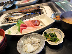 まずは早めのランチ♪
1階が干物やさんで、2階が食堂になっている、
「ふじいち」というお店へ。

お刺身と干物が食べられる定食にしました。
お刺身おいしいっ。
お味噌汁もあら汁ですっごいダシ出てておいしいっ。