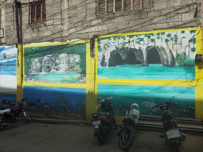 街のあちこちに壁に絵が描かれていて感激です