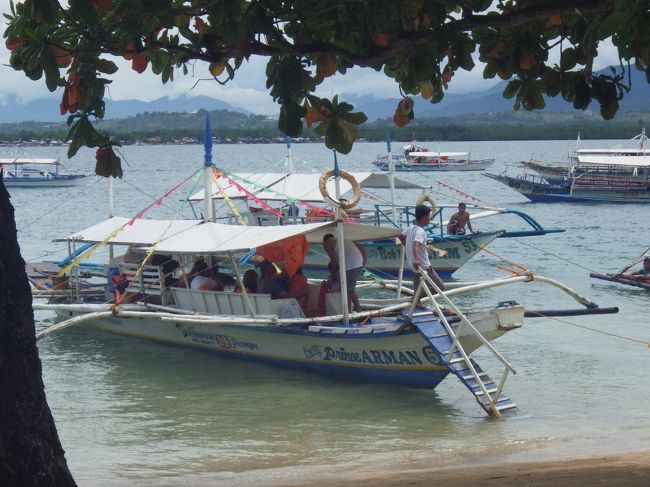 私は乗り方が解らなかったので一隻を一人で乗ってきましたが、殆んどの人たちは10人乗りで来てました。後で気づきましたが一人で良かったです。帰りたいとき自分の判断で帰れるのです。