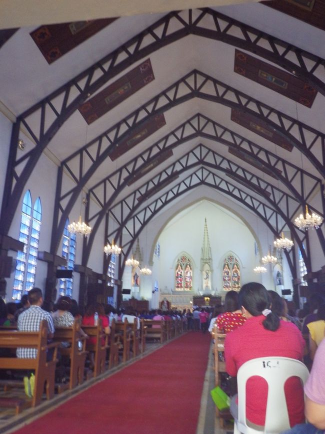 中にはたくさんの人々が　皆さん熱心ですねー