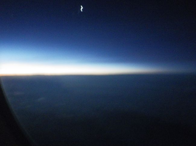 マニラから成田へ　朝日が出ました