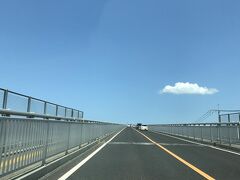 水木しげるロードへ行く前に鳥取県境港市と島根県松江市との間にかかる江島大橋へ。ダイハツのCMで有名になったんですって。「ベタ踏み橋」
ベタ踏みだろ？ベタ踏みじゃないですよ余裕ですよって感じのCM(^^♪

走っていたらそうでもないけど一番上は高くて怖かったですね。
降りて写真を撮るには難しそうだったので通るだけ(＾ω＾)
ちゃんとした写真見たい方はきれいに撮られてる方のを検索して見てください笑