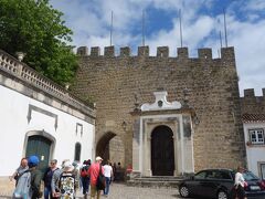 ポルタ・ダ・ヴィラ をくぐって，城内に入ります。