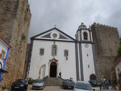 突き当たりの教会。サンタ・マリア教会です。
もともとは西ゴート族の聖堂だったとか。内部のアズレージョは１７世紀のもの。