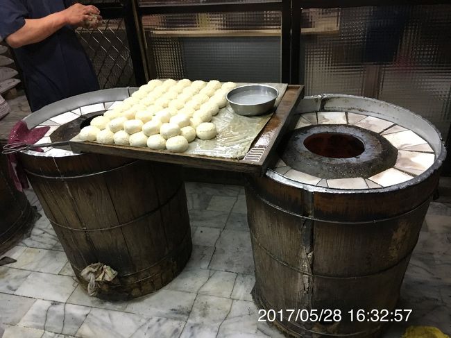  龍山寺の胡椒餅<br /><br />運良く出来上がりのタイミングですぐに買えました。