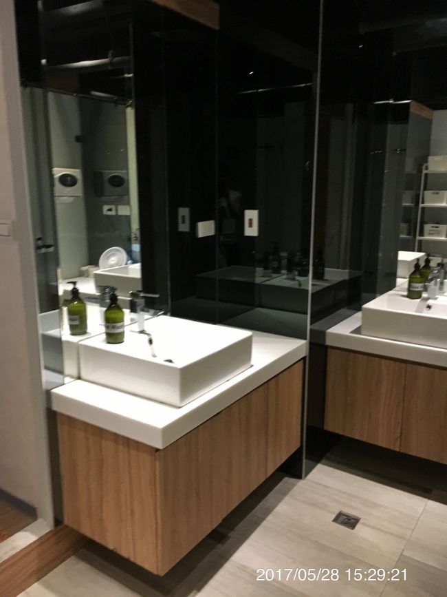 この奥に鏡台とハンガーラックの部屋があります。<br /><br />ドライヤーもたくさんあります。