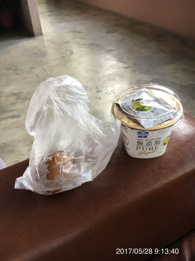 コンビニ で ヨーグルト、茶葉蛋  45元