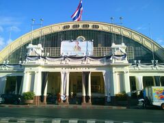 タイ鉄道の起点、フアラムポーン駅の外観。ここも白黒リボンと遺影で飾られていました。