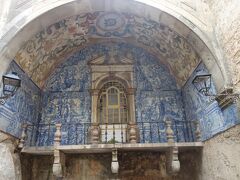 門に戻ってきました。
この門，例によって，二重のジグザグ構造になっています。もちろん，防衛のためです。
アズレージョは18世紀のものとか。