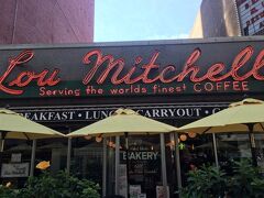 本日の目的は、アメリカ一の朝食と言われるLou Mitchell'sに行くこと。
このお店は、何年か前に、山下智久くん（やまぴー）が
ルート66を始点から終点まで運転するという番組で、
ルート66を走り始める人たちが必ず立ち寄るレストランだと紹介されていました。
行ってみたいなぁと思っていましたが、
私がよくブラブラしているエリアからは遠いのだろうと
勝手に思い込んでいました。
でも、この旅行にに出る直前に、何かを調べていたら
意外となじみのあるエリアに近かったので、是非来たいと。

朝5時半から営業しているようです。
閉店は曜日によって15時か16時、
パンケーキ屋さんとか朝食メインのお店は
16時頃までなんですよね。