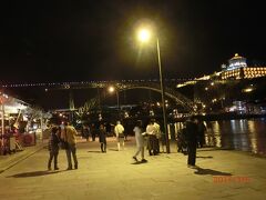 リスボンを朝出て観光最初の日の夜にポルトに到着です。
ドン ルイス1世橋
Dom Luis Bridge
の夜景を観賞しました。
リベイラ広場には大勢の人が出ていました。