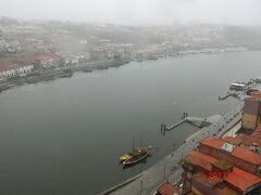 ドウロ川はスペインとの国境近くから大西洋に流れ込んでいる大きな川で
ポルトの象徴です。