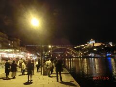 ドウロ川の河畔です。
人気がある河畔でライトアップされたドンルイス1世橋や
教会が美しい景観を作っています。
