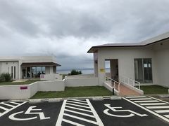 美味しいジェラートがいただけるとの評判のミルミル本舗へ。
今回宿泊するフサキリゾートヴィレッジの近くです。
右はお土産店舗。
左がジェラート店舗。