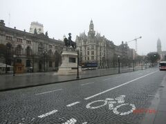 郊外のホテル　axis port からサンベント駅のアズレージョを見に行く途中に
リベルダーデ広場
Praca da Liberdade
があり、そこには
ドン ペドロ4世の像
Monumento a Dom Pedro IV
の騎馬像がありました。
ポルトガルは王様の像が多い国ですね。