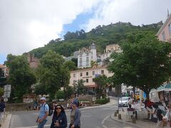 山の上は，ムーアの砦です。