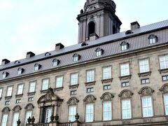 Christiansborg Slot（クリスチャンスボー城）
http://kongeligeslotte.dk/en

お城は帳壁と堀とで囲まれている。
見学も可能で、デンマーク王国を象徴するものが沢山展示されているらしい。
