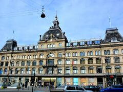 Magasin Du Nord
Kongens Nytorv 13
http://www.magasin.dk/sider/om-magasin/find-forretning/kongensnytorv.html

このゴージャスな建物はなんとデパート！