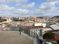 バイシャ地区はロシオ & レスタウラドーレスで、
低い土地と言う意味で、ロシオ広場の北から
アウグスタ通りを南に行き、
サンタ ジュスタのエレベーター、凱旋門、
コメルシオ広場からテージョ川にいたる地域です。