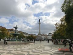 地下鉄の駅ロシオ駅があるロシオ広場は、
午前中にガイドさんが連れてきてくれ、
自由時間に乗るであろう地下鉄の1日フリー券を買う。
午後の自由時間にフィゲイラ広場で路面電車をお降りて
ロシ広場を抜けてマリア2世国立劇場の前リベルダーテ大通り
を北に行きRestauradores広場からケーブルカーでミゲルの丘に行きました。