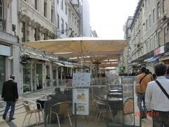 午前中のガイドツアーではロシオ広場の店で地下鉄のチケットを買い、
アウグスタ通り
Rua Augusta
を散策しました。